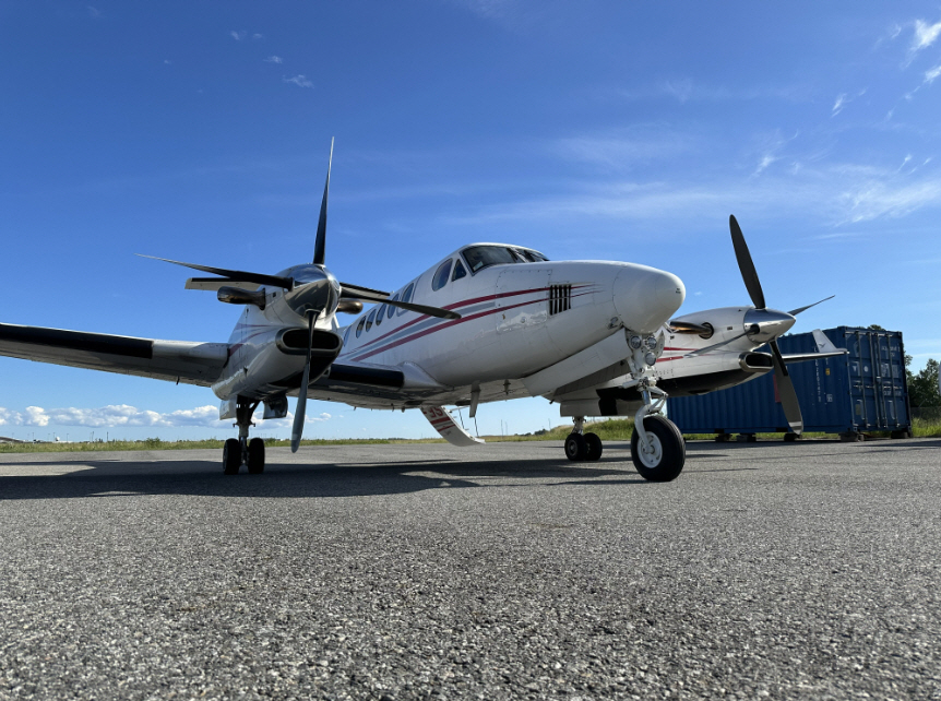 BEECHCRAFT KING AIR 300LW photo 2