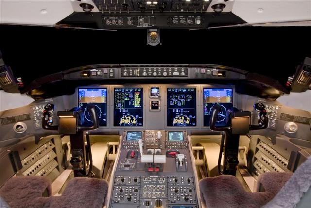 BOMBARDIER CHALLENGER 605 photo 3