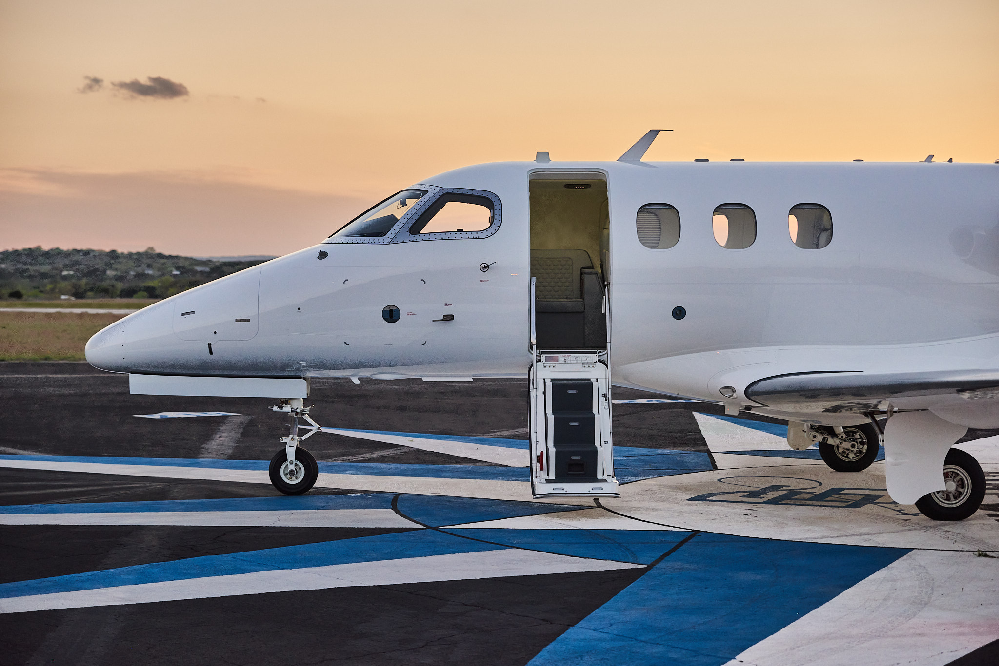 EMBRAER PHENOM 100EX photo 2