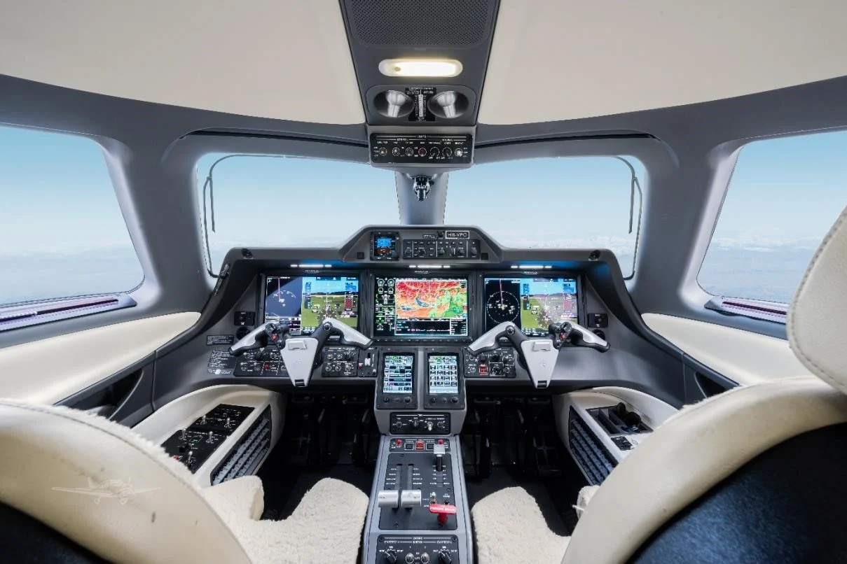 EMBRAER PHENOM 300 photo 3