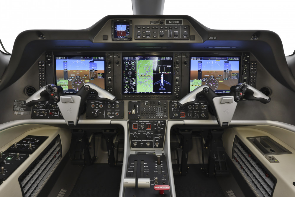 EMBRAER PHENOM 300 photo 2