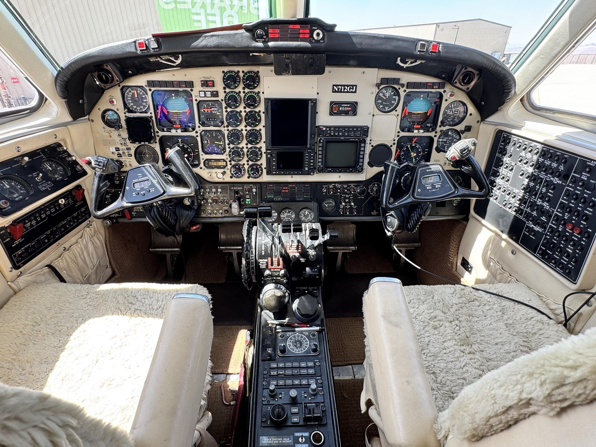BEECHCRAFT KING AIR 200 photo 2