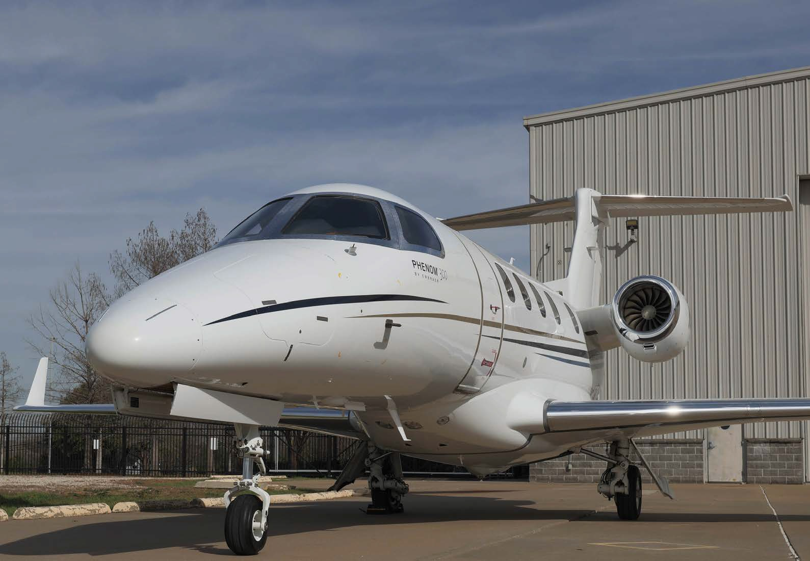 EMBRAER PHENOM 300 photo 3