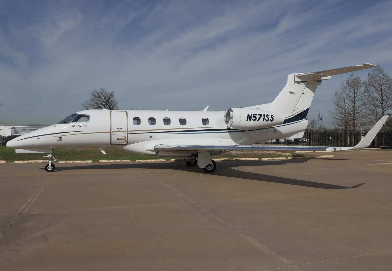 EMBRAER PHENOM 300 photo 2